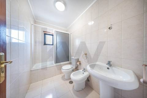 Apartamento T3 com varanda, lareira e ótima exposição solar em Nogueira, Braga