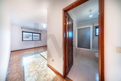 Apartamento T3 com varanda, lareira e ótima exposição solar em Nogueira, Braga