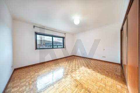 Apartamento T3 com varanda, lareira e ótima exposição solar em Nogueira, Braga