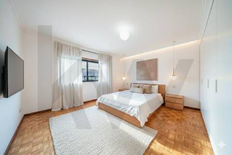 Apartamento T3 com varanda, lareira e ótima exposição solar em Nogueira, Braga