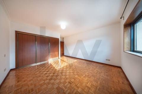 Apartamento T3 com varanda, lareira e ótima exposição solar em Nogueira, Braga