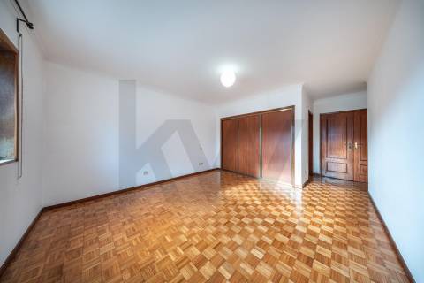 Apartamento T3 com varanda, lareira e ótima exposição solar em Nogueira, Braga