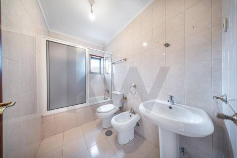 Apartamento T3 com varanda, lareira e ótima exposição solar em Nogueira, Braga