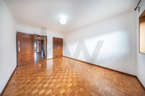 Apartamento T3 com varanda, lareira e ótima exposição solar em Nogueira, Braga