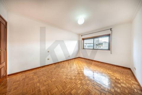 Apartamento T3 com varanda, lareira e ótima exposição solar em Nogueira, Braga