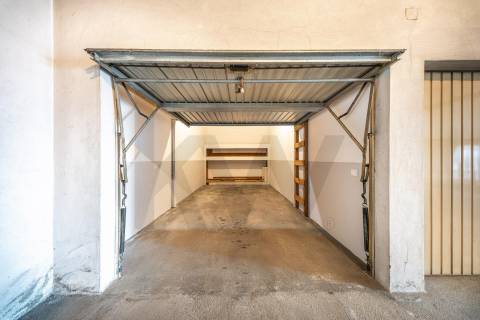 Apartamento T3 com varanda, lareira e ótima exposição solar em Nogueira, Braga