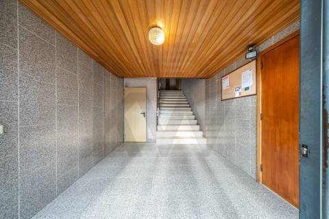 Apartamento T3 com varanda, lareira e ótima exposição solar em Nogueira, Braga