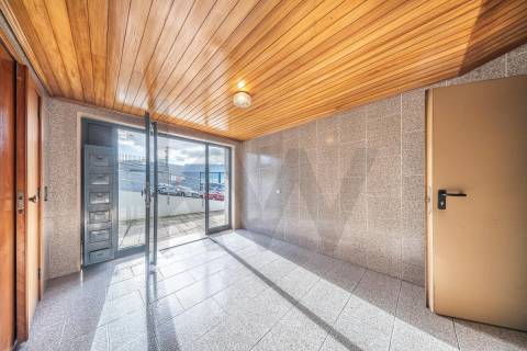 Apartamento T3 com varanda, lareira e ótima exposição solar em Nogueira, Braga