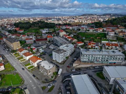 Apartamento T3 com varanda, lareira e ótima exposição solar em Nogueira, Braga