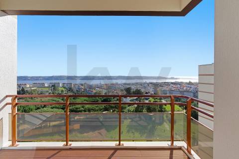 Apartamento T3 renovado com vista Rio no Restelo, Lisboa