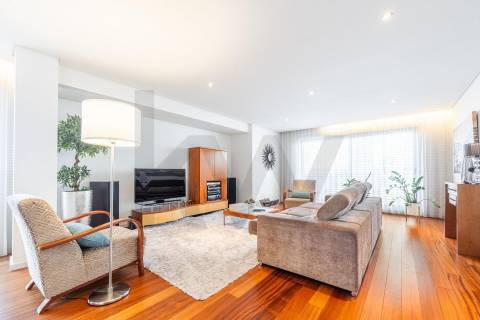 T3 de Excelência | Praça Velasquez e Av. dos Combatentes | Terraço 100 m²