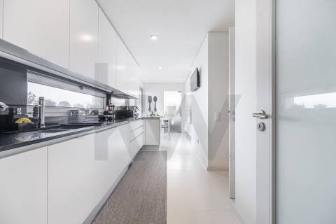 T3 de Excelência | Praça Velasquez e Av. dos Combatentes | Terraço 100 m²