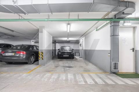 T3 de Excelência | Praça Velasquez e Av. dos Combatentes | Terraço 100 m²