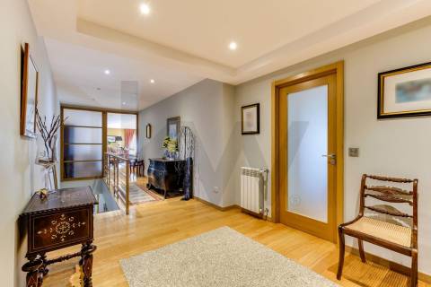 Apartamento T5 Duplex com 3 lugares de garagem em Vereda Tenente Valadim (Canidelo)