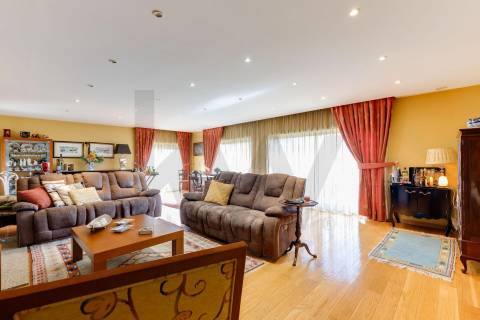 Apartamento T5 Duplex com 3 lugares de garagem em Vereda Tenente Valadim (Canidelo)