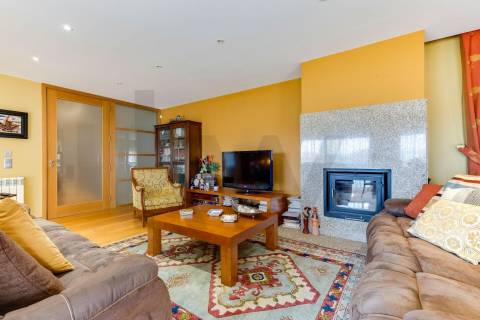 Apartamento T5 Duplex com 3 lugares de garagem em Vereda Tenente Valadim (Canidelo)