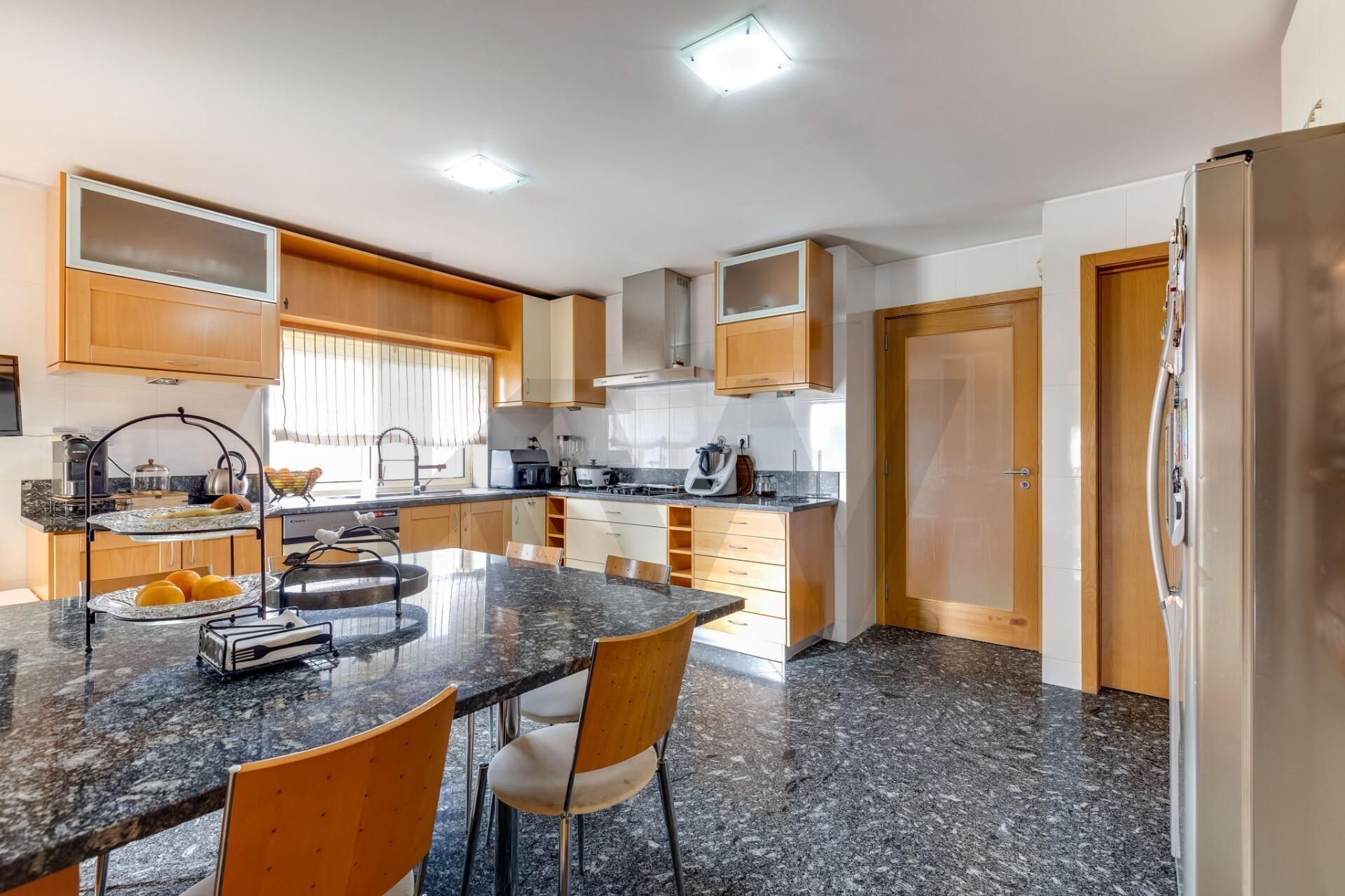 Apartamento T5 Duplex com 3 lugares de garagem em Vereda Tenente Valadim (Canidelo)