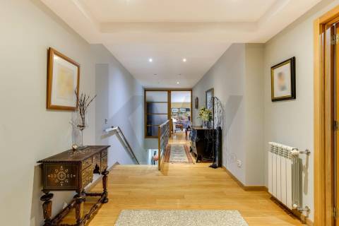 Apartamento T5 Duplex com 3 lugares de garagem em Vereda Tenente Valadim (Canidelo)