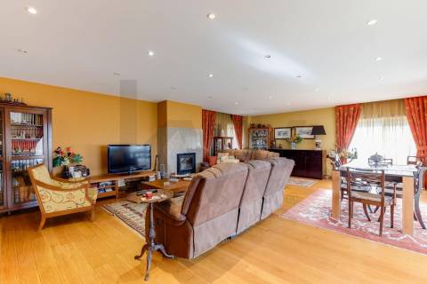 Apartamento T5 Duplex com 3 lugares de garagem em Vereda Tenente Valadim (Canidelo)