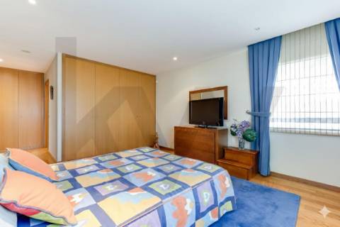 Apartamento T5 Duplex com 3 lugares de garagem em Vereda Tenente Valadim (Canidelo)