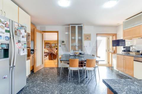 Apartamento T5 Duplex com 3 lugares de garagem em Vereda Tenente Valadim (Canidelo)