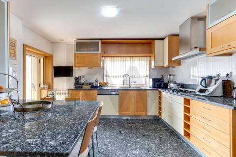 Apartamento T5 Duplex com 3 lugares de garagem em Vereda Tenente Valadim (Canidelo)