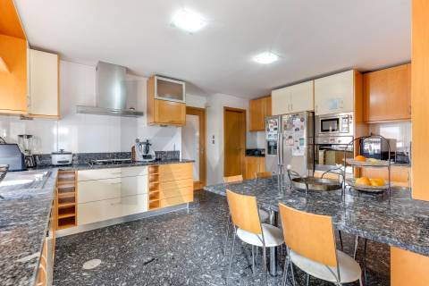 Apartamento T5 Duplex com 3 lugares de garagem em Vereda Tenente Valadim (Canidelo)