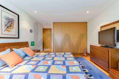 Apartamento T5 Duplex com 3 lugares de garagem em Vereda Tenente Valadim (Canidelo)