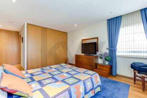 Apartamento T5 Duplex com 3 lugares de garagem em Vereda Tenente Valadim (Canidelo)