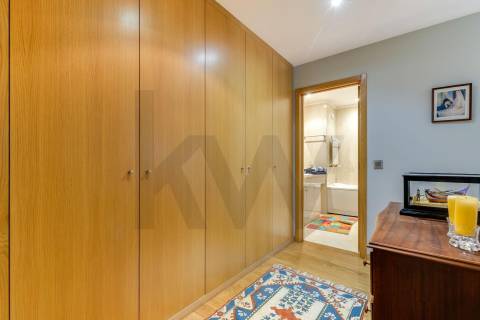 Apartamento T5 Duplex com 3 lugares de garagem em Vereda Tenente Valadim (Canidelo)