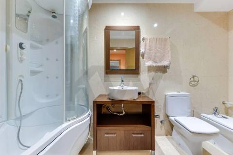 Apartamento T5 Duplex com 3 lugares de garagem em Vereda Tenente Valadim (Canidelo)