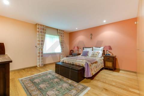 Apartamento T5 Duplex com 3 lugares de garagem em Vereda Tenente Valadim (Canidelo)