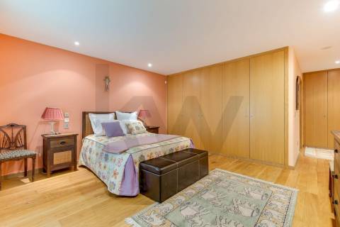 Apartamento T5 Duplex com 3 lugares de garagem em Vereda Tenente Valadim (Canidelo)