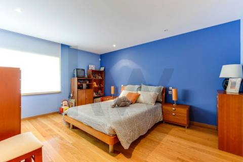 Apartamento T5 Duplex com 3 lugares de garagem em Vereda Tenente Valadim (Canidelo)