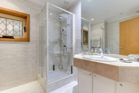 Apartamento T5 Duplex com 3 lugares de garagem em Vereda Tenente Valadim (Canidelo)