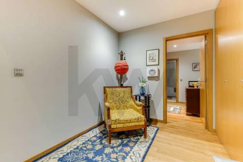 Apartamento T5 Duplex com 3 lugares de garagem em Vereda Tenente Valadim (Canidelo)