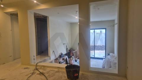 Apartamento T2+1 renovado com terraço no Bonfim, Porto