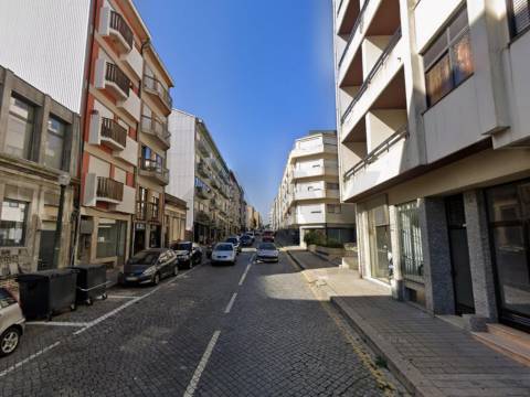 Apartamento T2+1 renovado com terraço no Bonfim, Porto