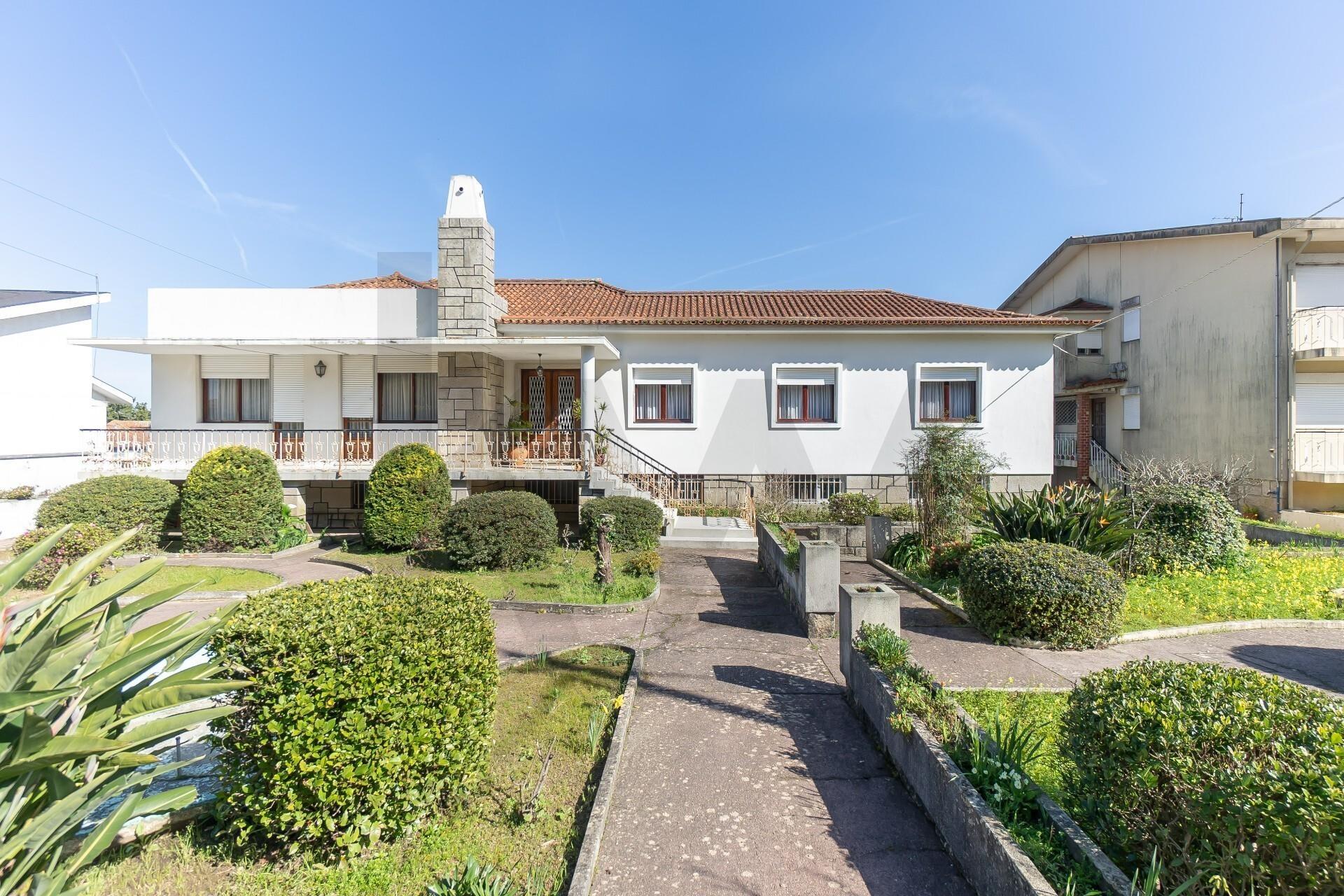 Moradia T(3 + 4) para renovar com terreno de 1959 m2 em Pedroso/Carvalhos, Gaia