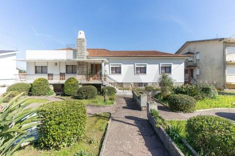 Moradia T(3 + 4) para renovar com terreno de 1959 m2 em Pedroso/Carvalhos, Gaia