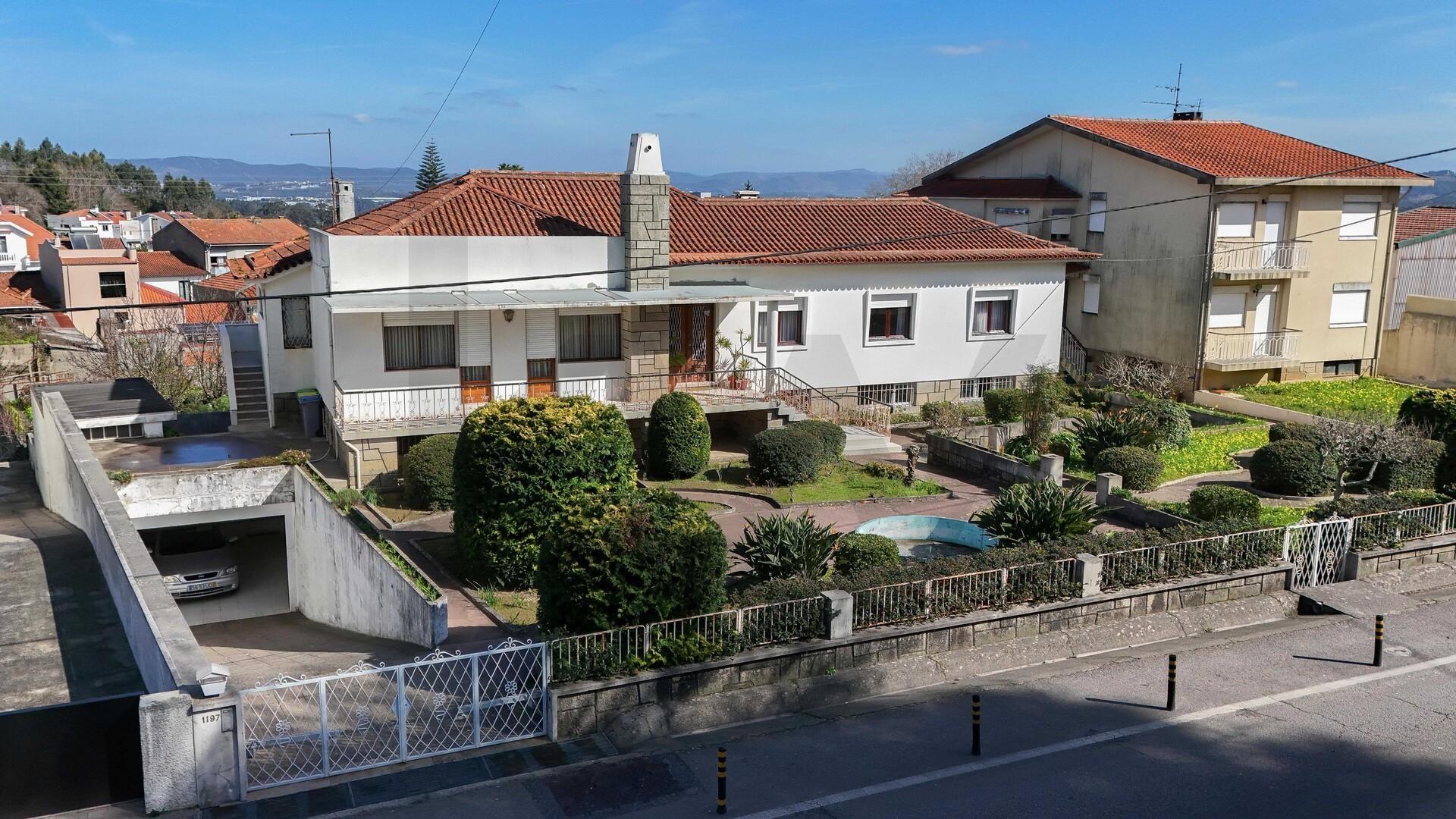 Moradia T(3 + 4) para renovar com terreno de 1959 m2 em Pedroso/Carvalhos, Gaia