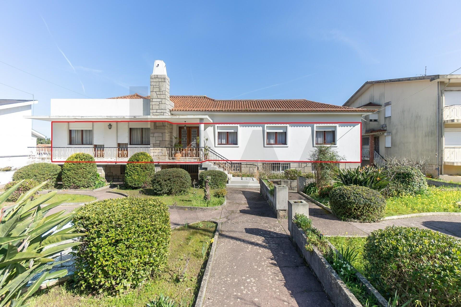 Moradia T(3 + 4) para renovar com terreno de 1959 m2 em Pedroso/Carvalhos, Gaia