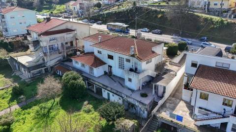 Moradia T(3 + 4) para renovar com terreno de 1959 m2 em Pedroso/Carvalhos, Gaia