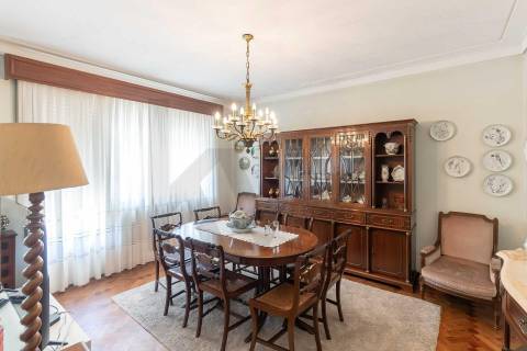 Moradia T(3 + 4) para renovar com terreno de 1959 m2 em Pedroso/Carvalhos, Gaia