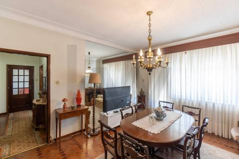 Moradia T(3 + 4) para renovar com terreno de 1959 m2 em Pedroso/Carvalhos, Gaia