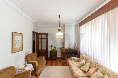 Moradia T(3 + 4) para renovar com terreno de 1959 m2 em Pedroso/Carvalhos, Gaia