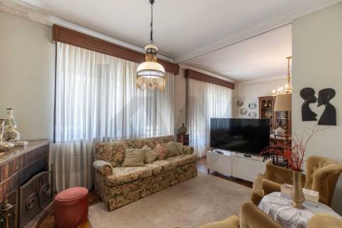 Moradia T(3 + 4) para renovar com terreno de 1959 m2 em Pedroso/Carvalhos, Gaia