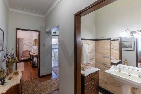 Moradia T(3 + 4) para renovar com terreno de 1959 m2 em Pedroso/Carvalhos, Gaia