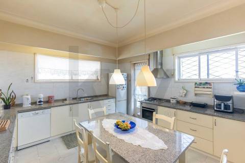 Moradia T(3 + 4) para renovar com terreno de 1959 m2 em Pedroso/Carvalhos, Gaia