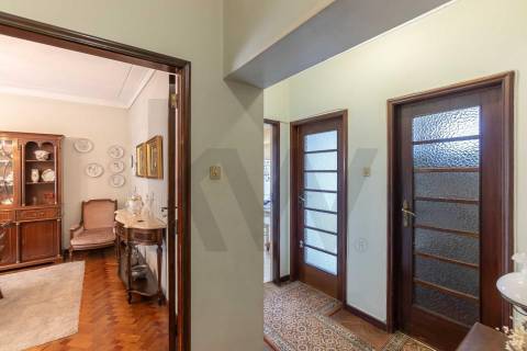 Moradia T(3 + 4) para renovar com terreno de 1959 m2 em Pedroso/Carvalhos, Gaia